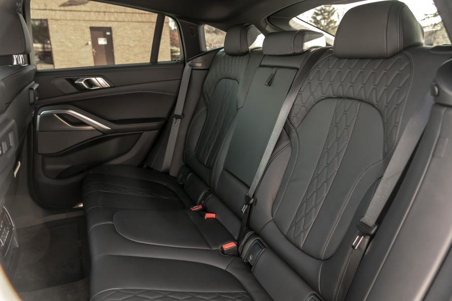 Интерьер BMW X6 M50i 2019 года  (NA) (фото 22 из 29)